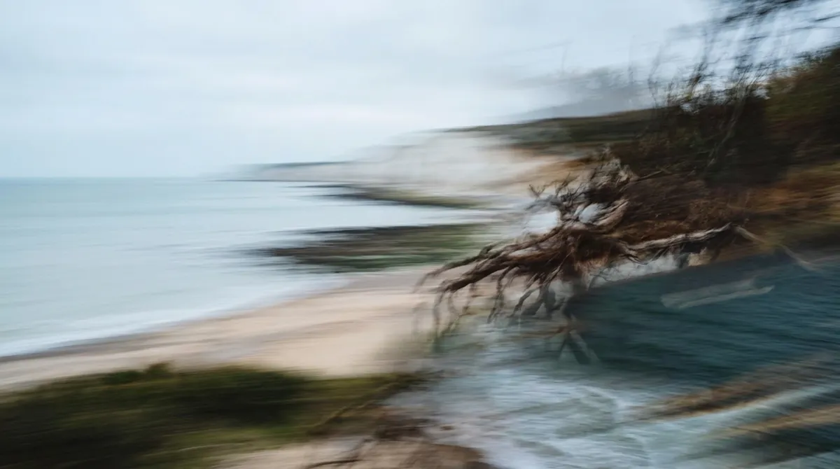 Traumartige Landschaft an einem Meer.
